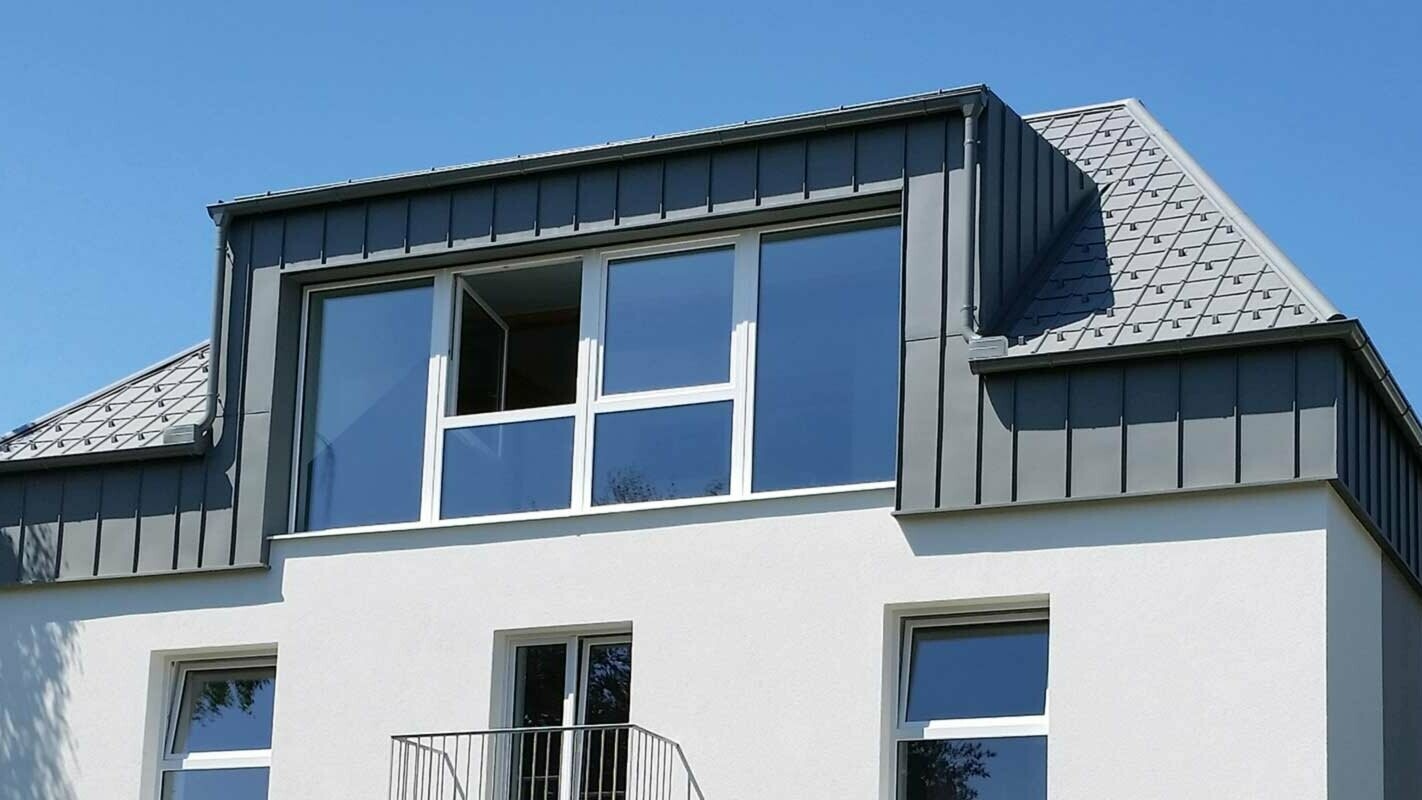 Hus etter renovering av taket med Prefalz og PREFA takplate i Østerrike