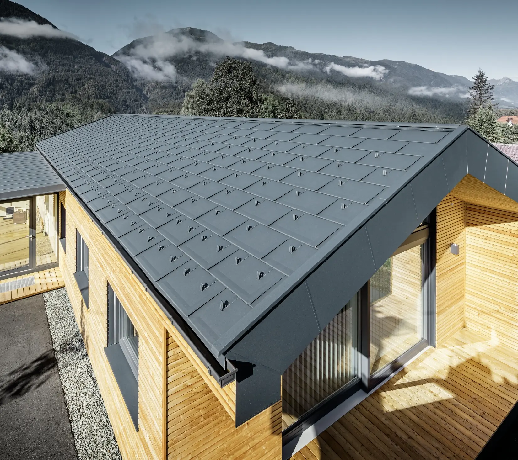 Nytt kontorbygg for firmaet Holzbau Faltheiner med fasade i lerketre, store vindusflater og PREFA-tak i antrasitt.