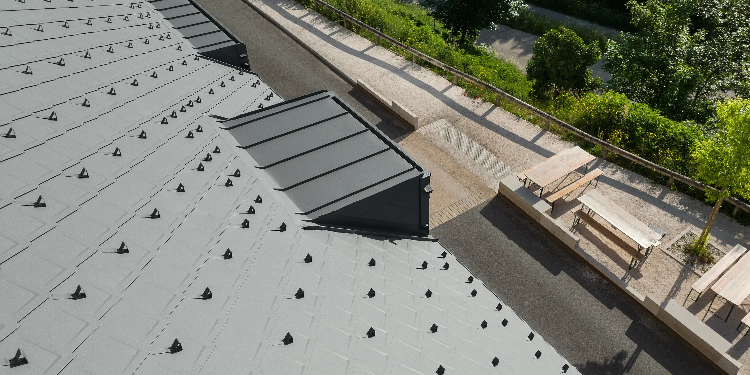 PREFA Dachraute 29x29 in P.10 Hellgrau auf einem Ferienhaus in Engins nahe Grenoble