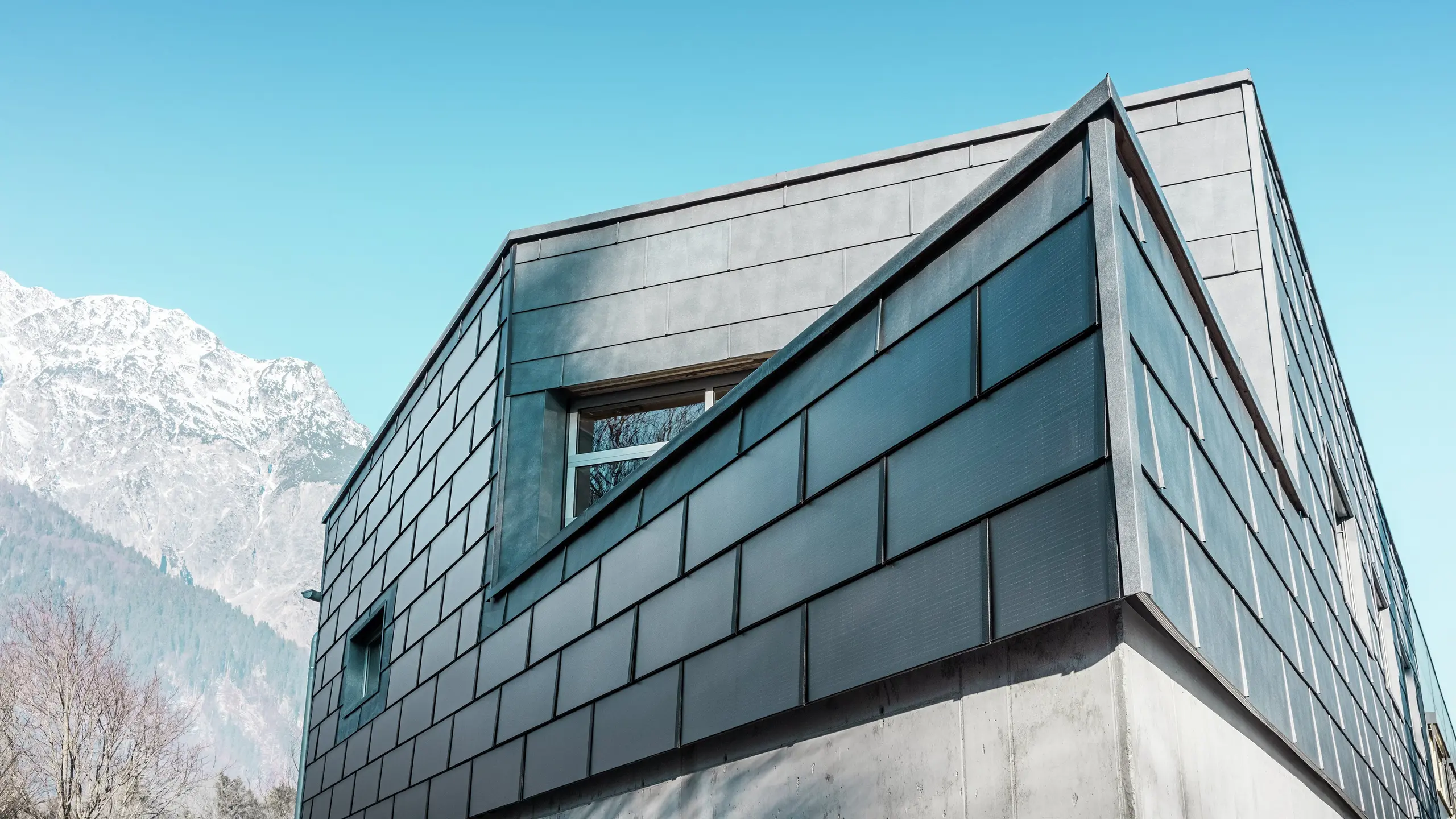 Moderne fasade med PREFA solcelle takplate: De bærekraftige aluminiumsplatene med integrert solcelleanlegg produserer strøm og passer harmonisk inn i det arkitektoniske designet.