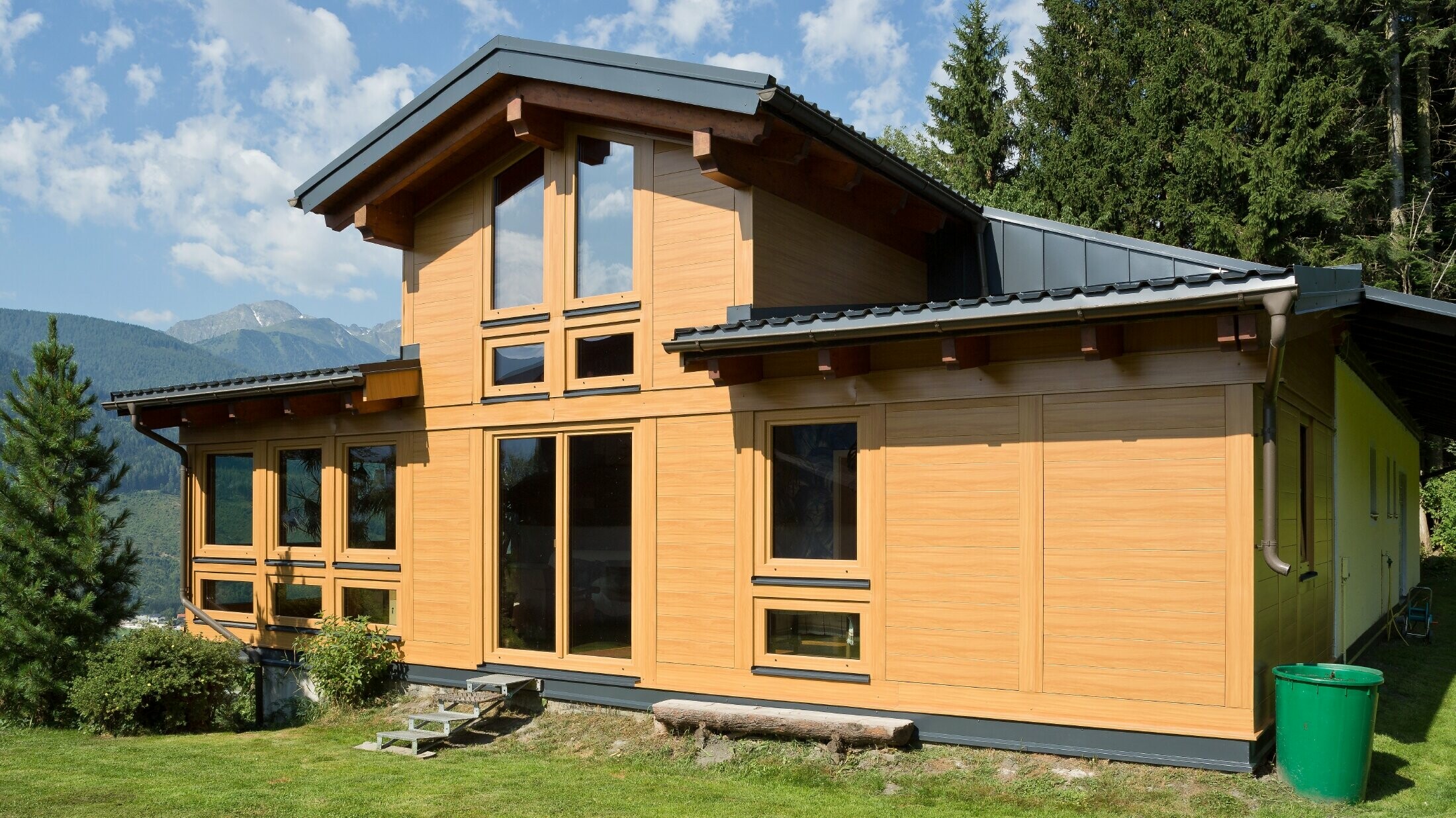 Vinterhagetilbygg med fasadekledning fra PREFA – Sidings av aluminium i lyst treutseende.