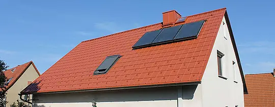 Enebolig med saltak dekket med PREFAS takplate i mursteinsrødt. Takflate inkl. solcelleanlegg og takvindu