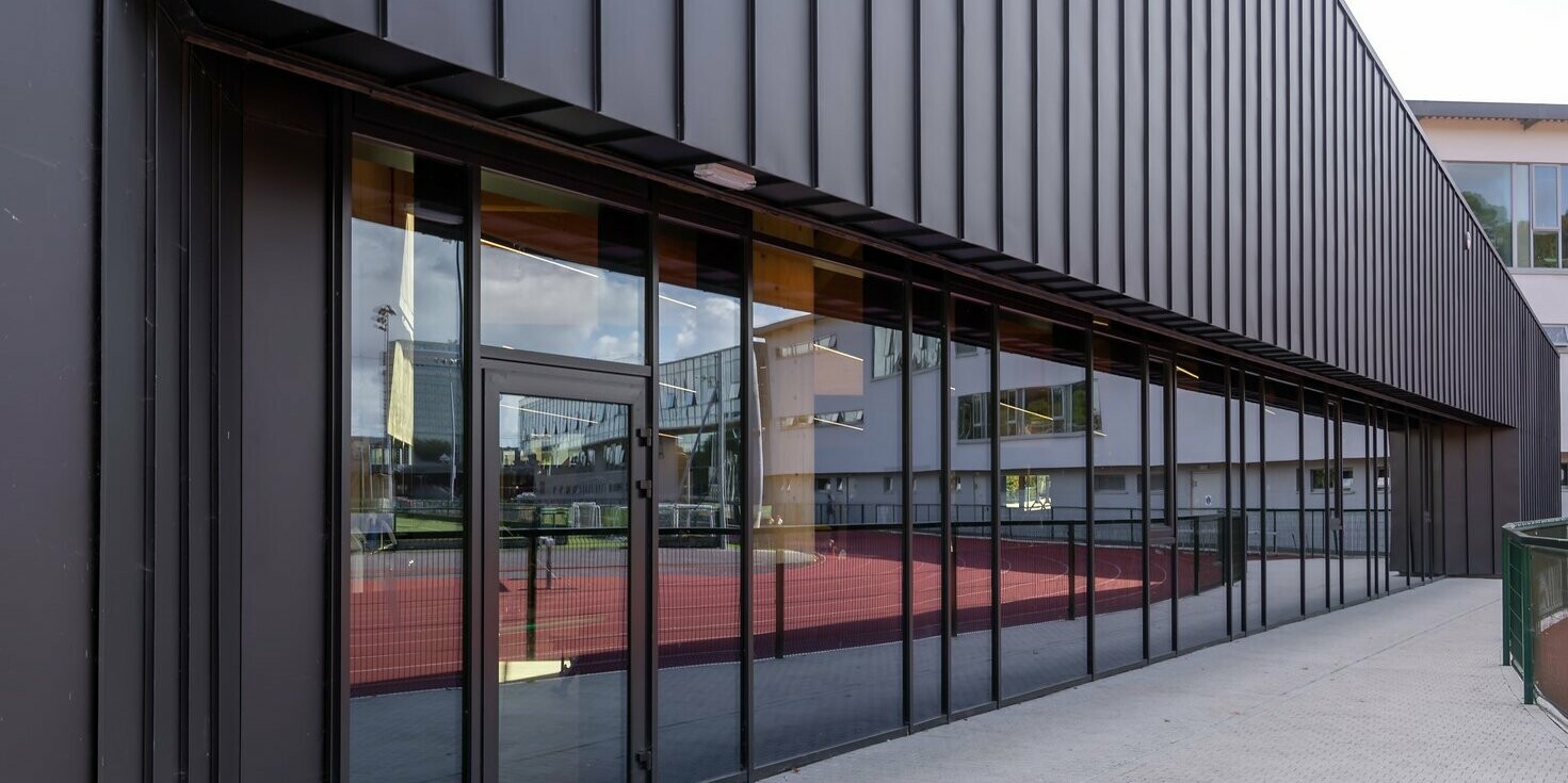 Neubau der Mardyke Arena am University College Cork in Irland mit PREFALZ in P.10 Schwarz umhüllt