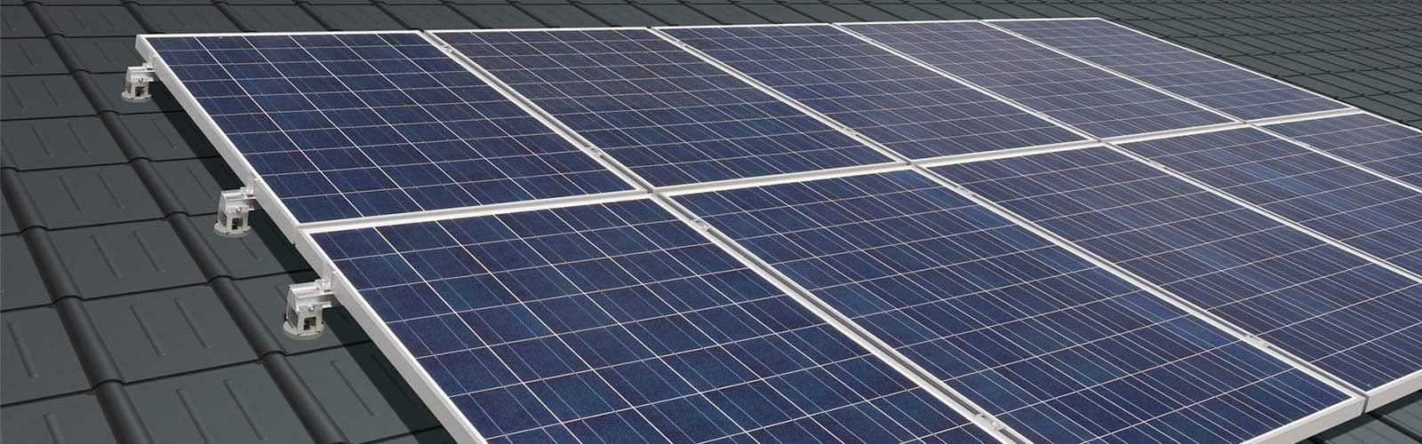 Solcellemoduler montert med fester for solceller på PREFA-takpanel