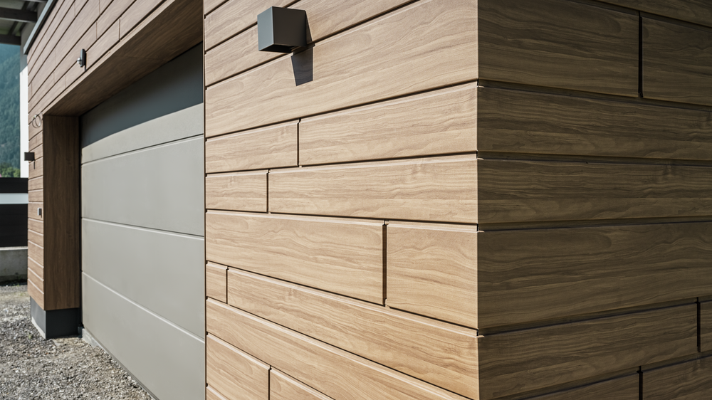Nærbilde av en garasje som er kledd med PREFA Sidings i tre-look. Valnøttbrun ble valgt som farge.
