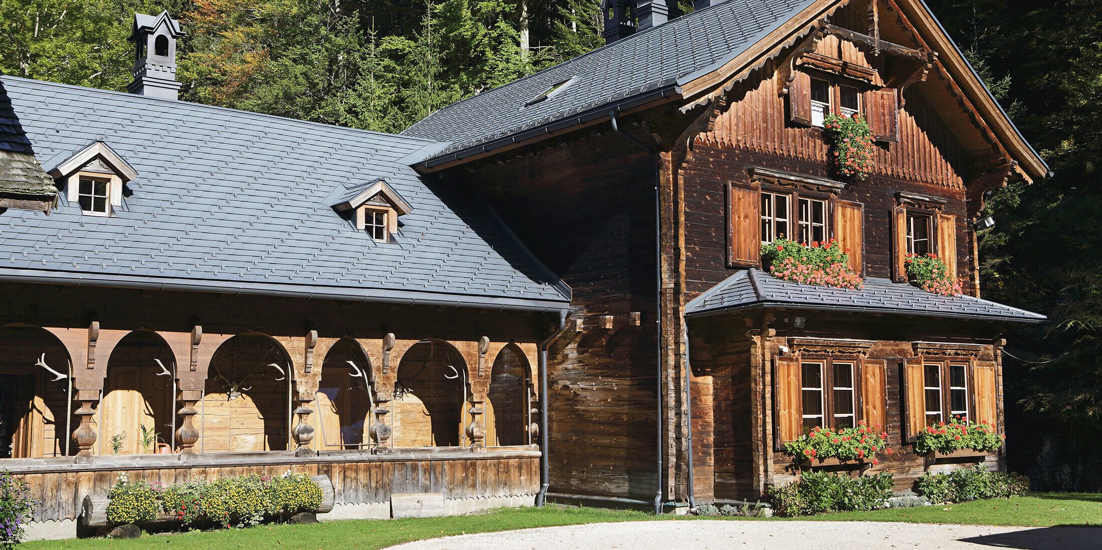 rustikal jakthytte, Rothschild-hus, renovert med PREFA-takshingel i P.10 antrasitt