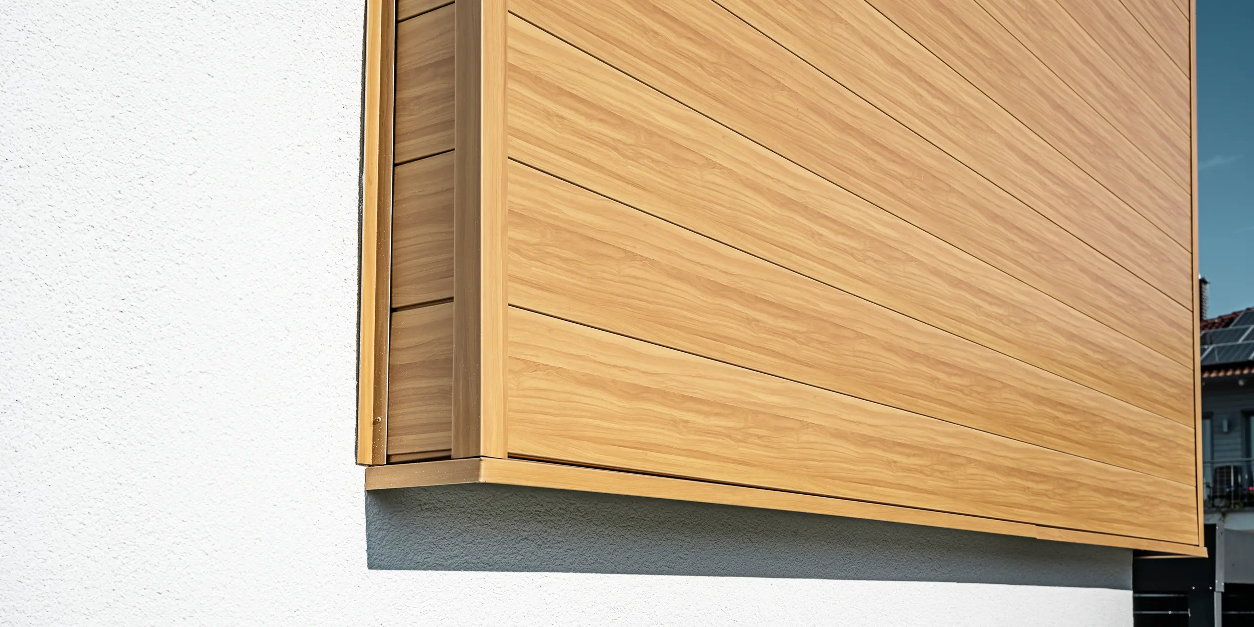 Nærbilde av aluminiumsfasaden fra PREFA Siding i fargen natureik på en enebolig i Usingen, Tyskland.