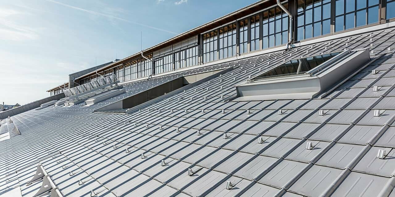 Detaljvisning av PREFA takplate inkludert snøfangere på Panzerhalle i Salzburg