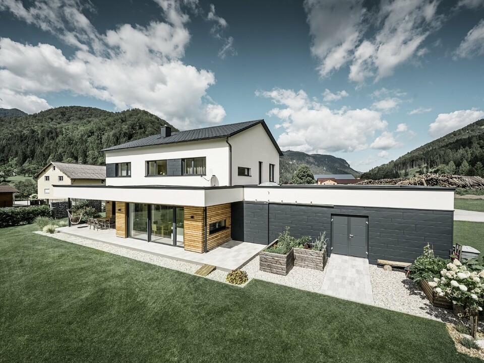 Moderne enebolig i landlige omgivelser med tak- og fasadeprodukter fra PREFA. 