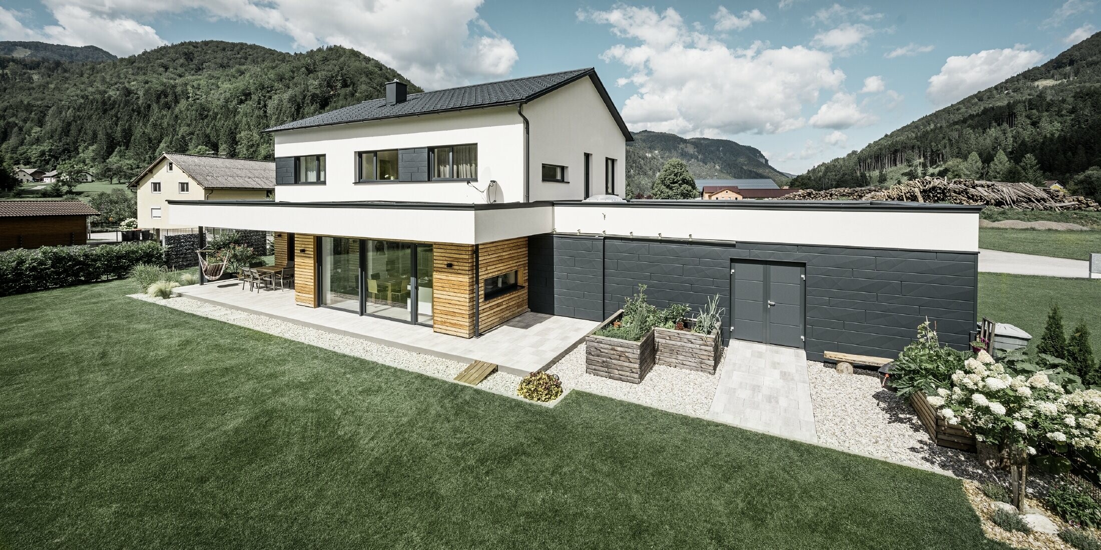 Moderne enebolig i landlige omgivelser med tak- og fasadeprodukter fra PREFA. 
