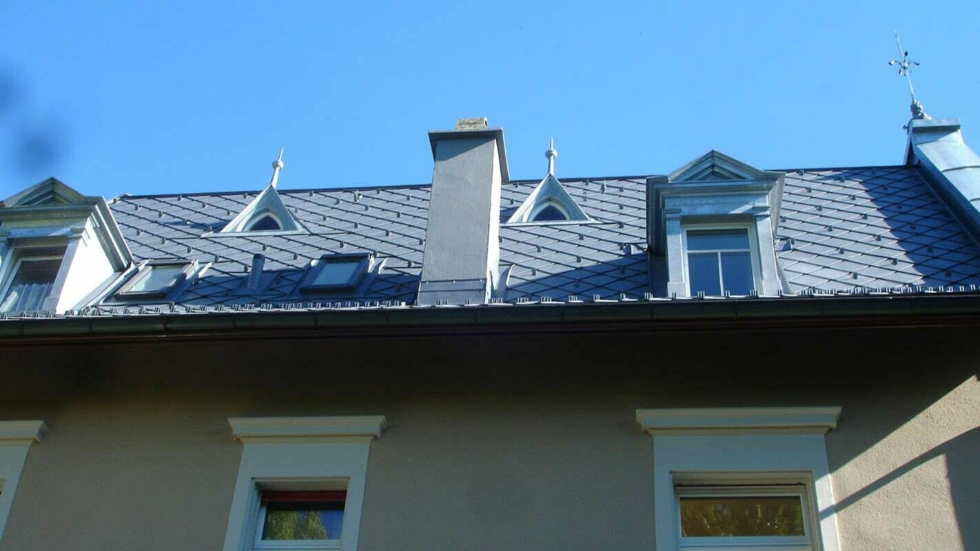 Tak med lekne kvister – renovering av taket med PREFA takrombe