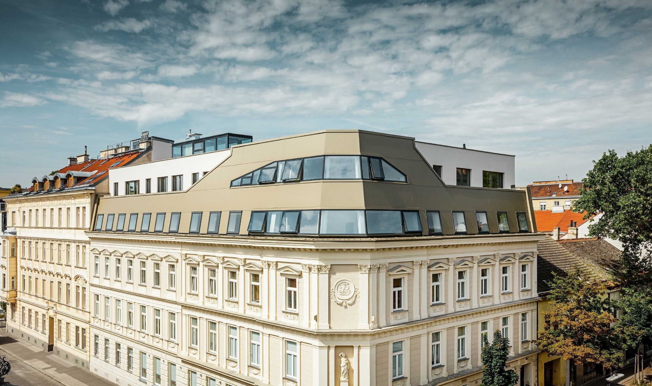 Dachflächenausbau in der Schloßhofer Straße in Wien mit der Aluminium Verbundplatte in bronze von PREFA