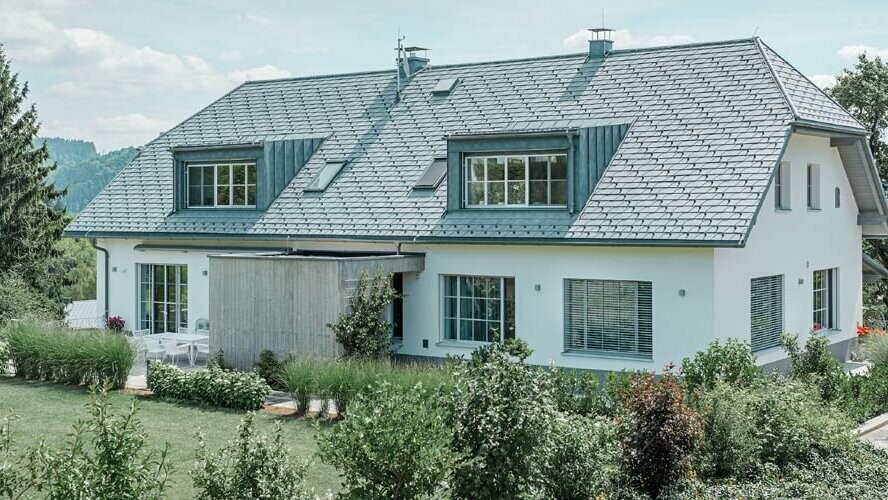 Renovert tak med PREFA takshingel i aluminium og PREFALZ i P.10 steingrå