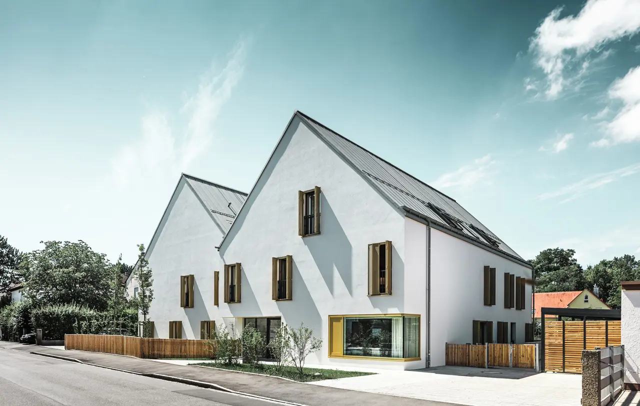 Sett fra siden av boligbygningen i Augsburg, kledd med Prefalz i fargen P.10 sinkgrå