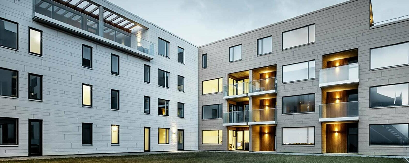 Bygningen til den islandske arkitekten Tryggvi Tryggvason er i nær tilknytning til naturen: fasaden er kledd med klaffbord, diamanter og Siding.X i fargene hvit, sandbrun og antrasitt