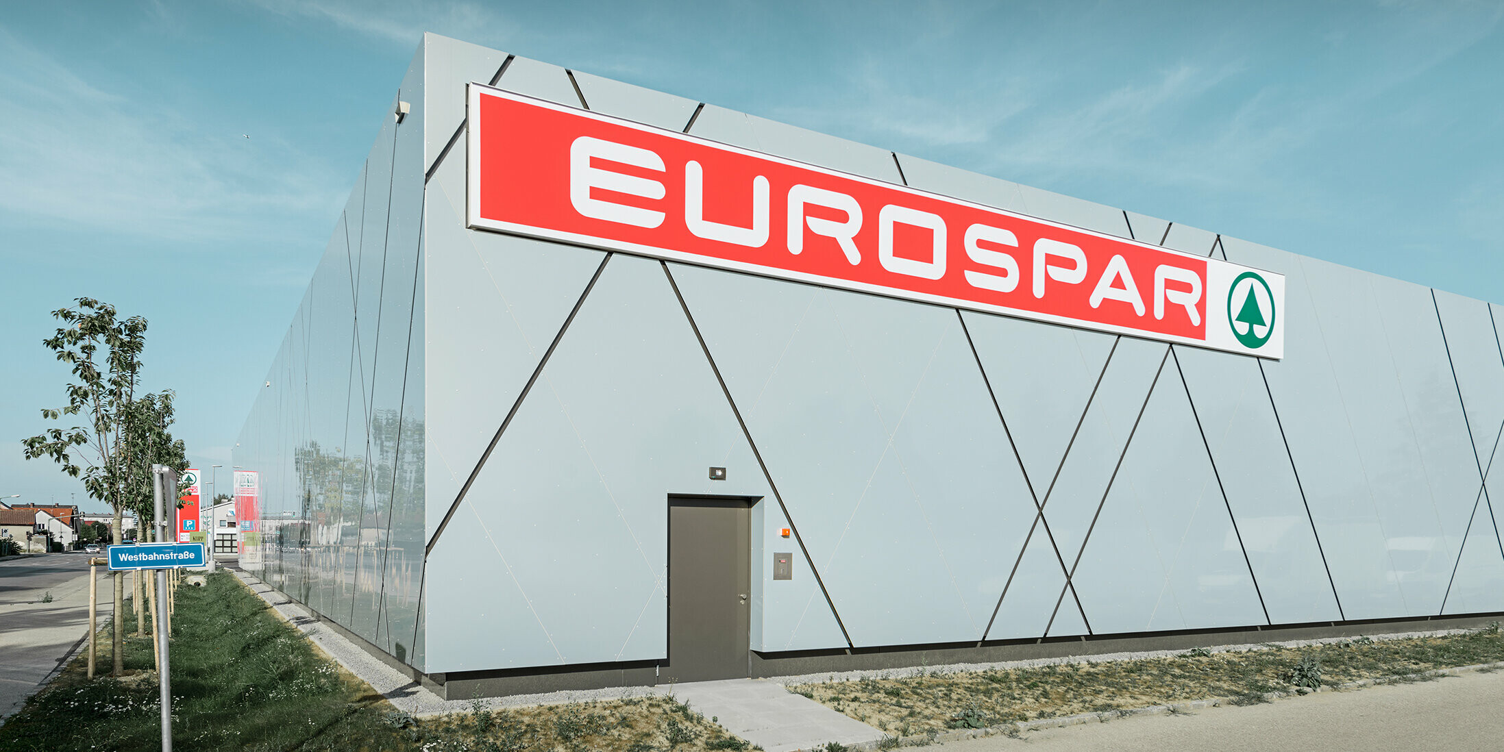 Baksiden av den nye Eurospar-filialen i Wels; fasaden er kledd med aluminiumskomposittplaten fra PREFA i den unike fargen silver gold.