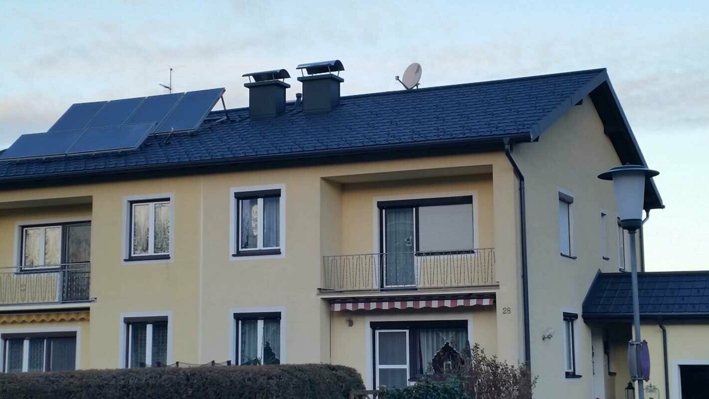 Leilighetsbygning etter renovering av taket med PREFA takplate i Østerrike