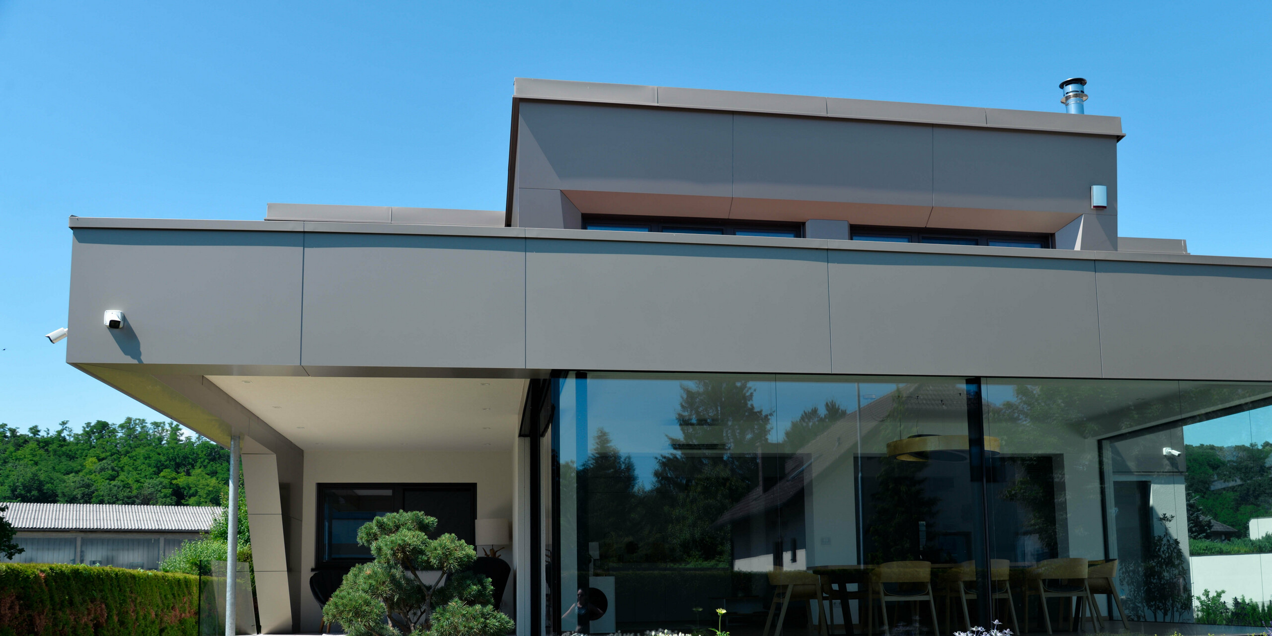 Frontansicht auf die Terrasse eines Einfamilienhauses in Viehofen, das mit PREFALZ und PREFA Aluminium Verbundplatten verkleidet wurde