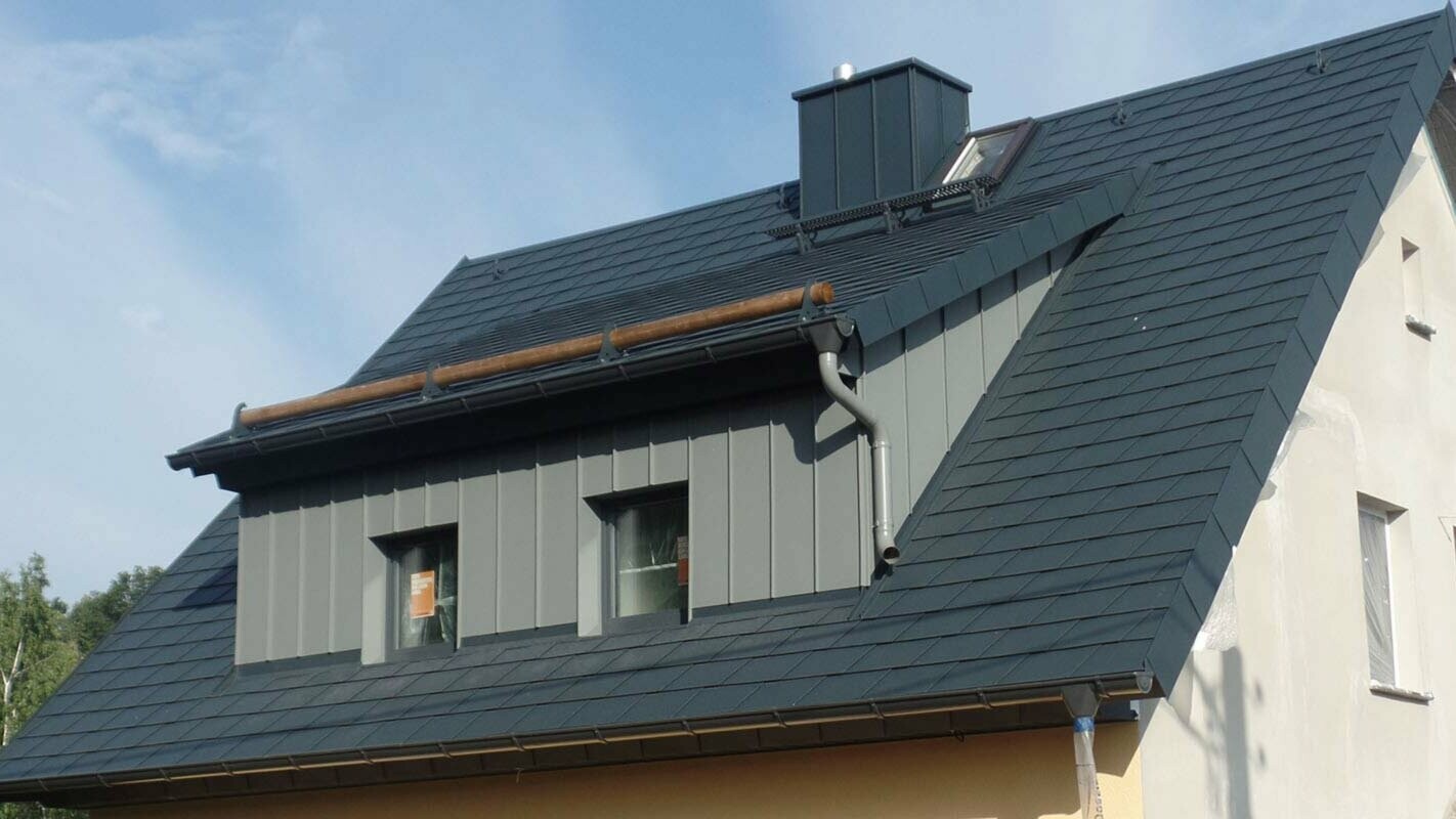 Objekt med saltak og skrå kvist renovert med PREFA takshingel