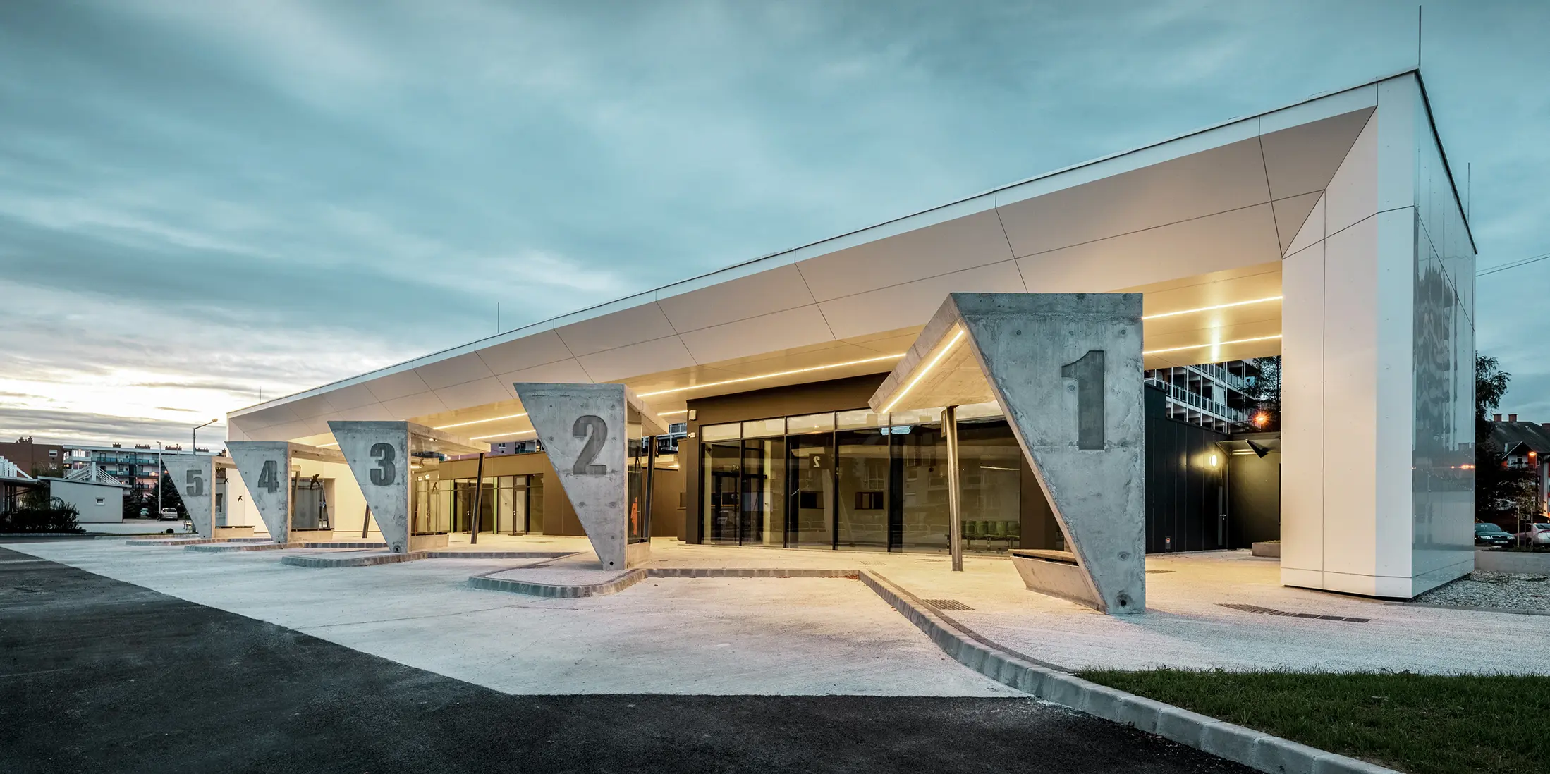 Moderne utformet bussterminal i Lenti, Ungarn, takutstikk er kledd med PREFABOND aluminiumskomposittplate i ren hvit.