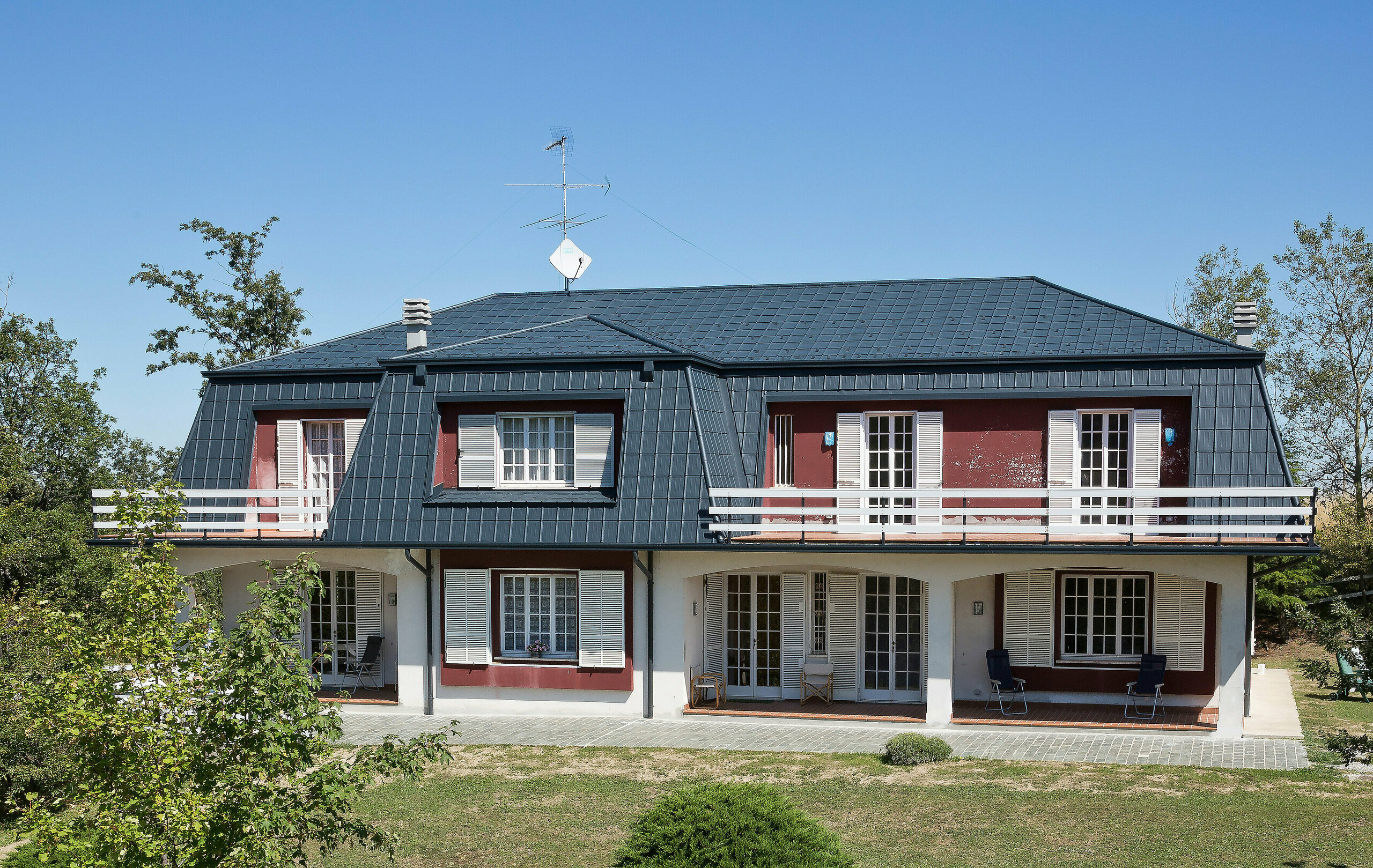 PREFA takpanel av aluminium i antrasitt pryder taket på denne villaen i Italia
