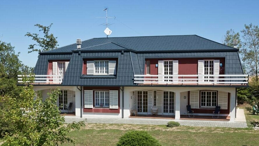 PREFA takpanel av aluminium i antrasitt pryder taket på denne villaen i Italia