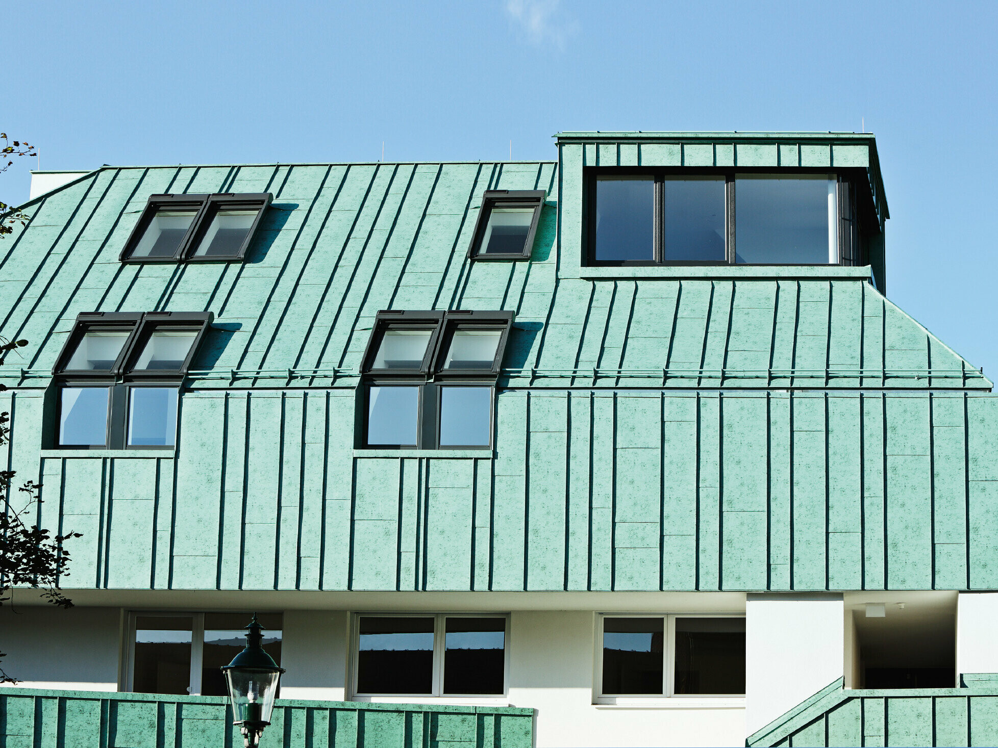 Tak- og fasadedesign med PREFALZ i patinagrønt fra PREFA i forskjellige panelbredder
