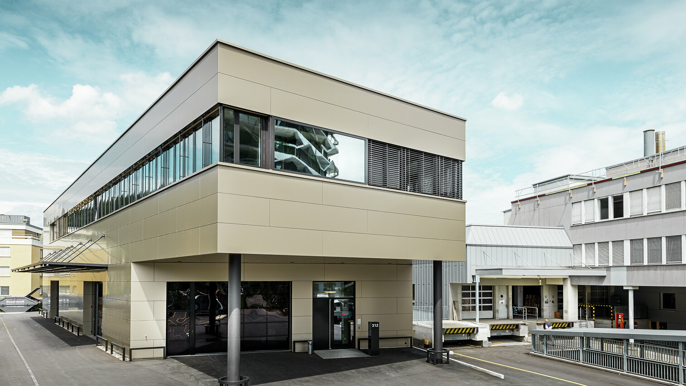 Moderne tilbygg med verksted og kontor fra Guggisberg Dachtechnik med PREFA aluminiumskomposittplate i bronse
