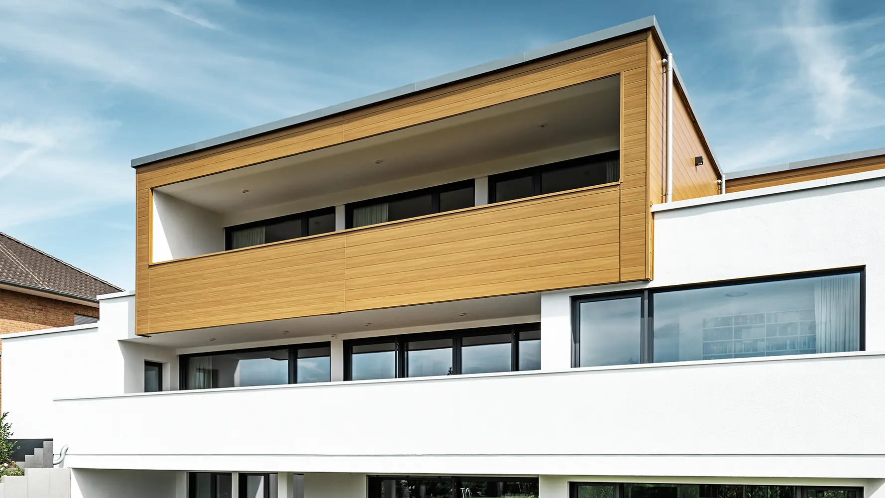 Moderne bolig kledd med PREFA Sidings i fargen natureik.