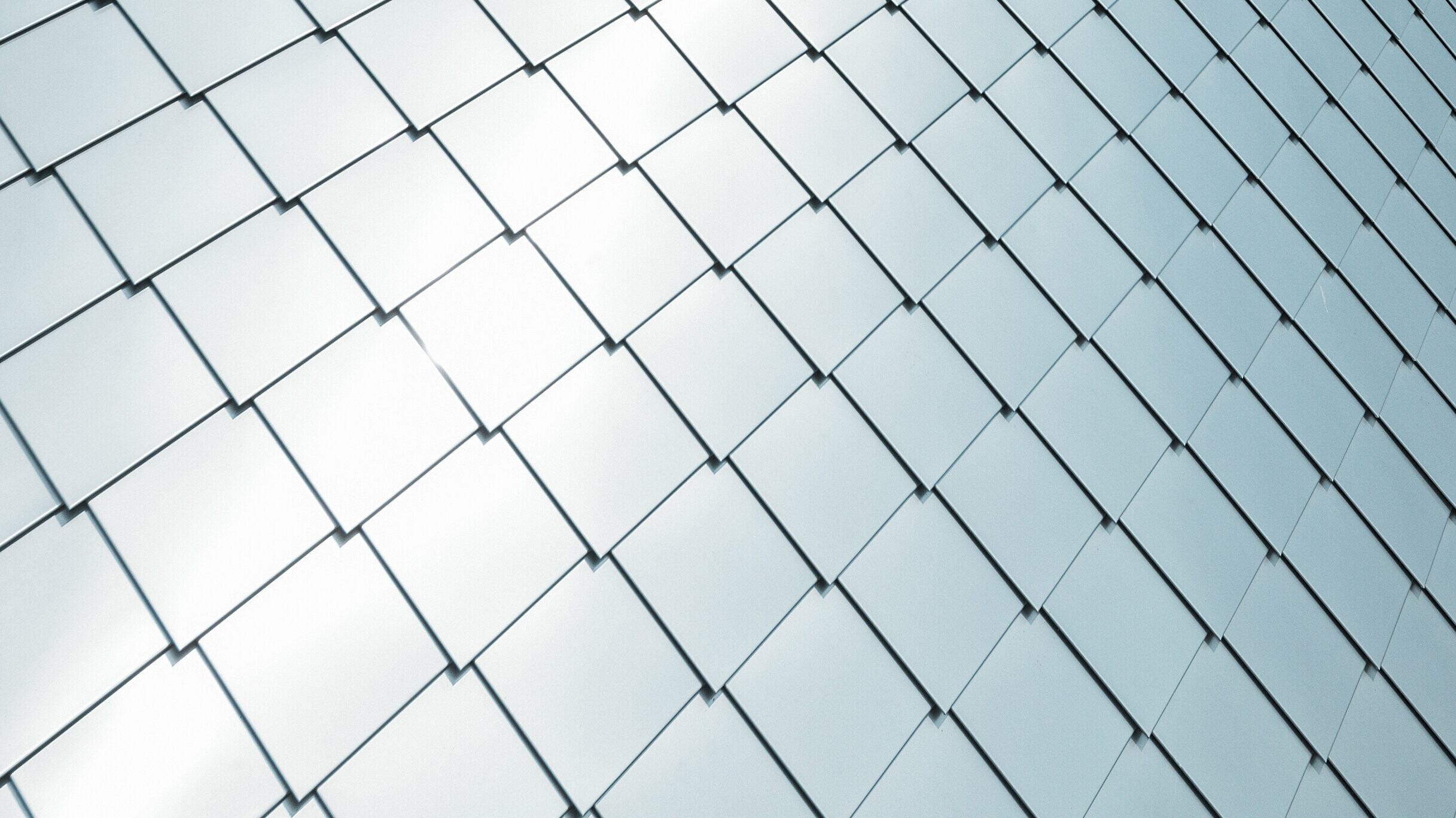 PREFA veggrombe 20 × 20 lagt flatevis, detaljbilde i naturblank aluminium