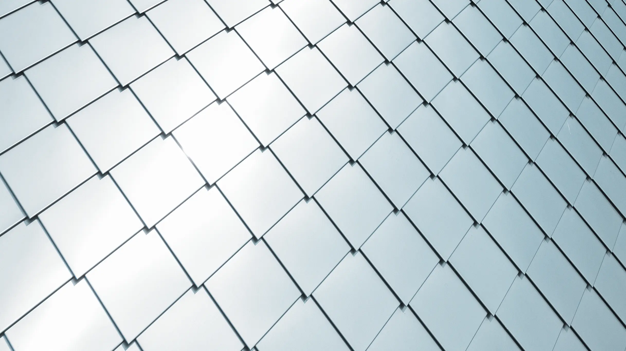 PREFA veggrombe 20 × 20 lagt flatevis, detaljbilde i naturblank aluminium