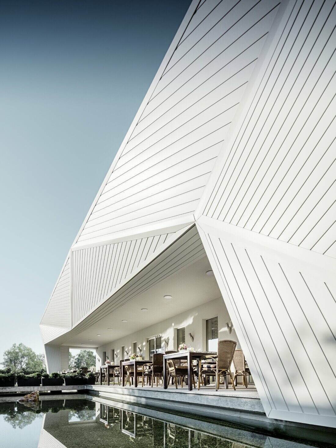 3D-fasaden på restaurant Mimama i Budapest er kledd med PREFA Siding i prefahvit.