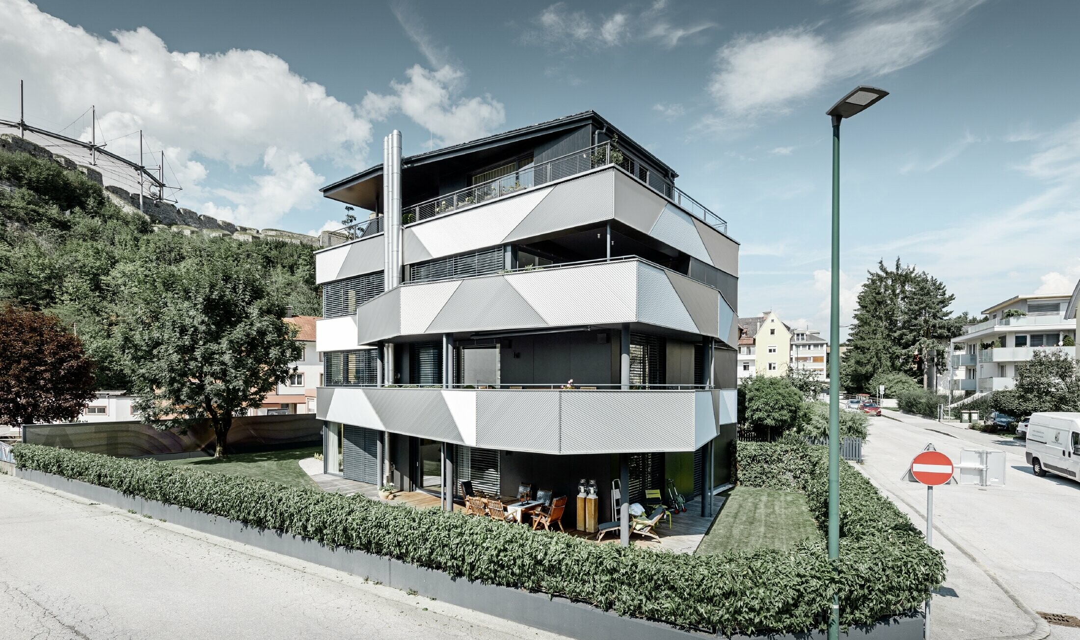 Fasadeutforming med skråmontert PREFA sikksakkprofil på et appartementshus i Kufstein.