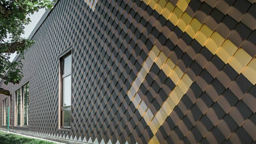 Fasade med brune PREFA veggrombe 20 x 20. Annerledes fargede ruter i gull gir et mønster på fasaden.