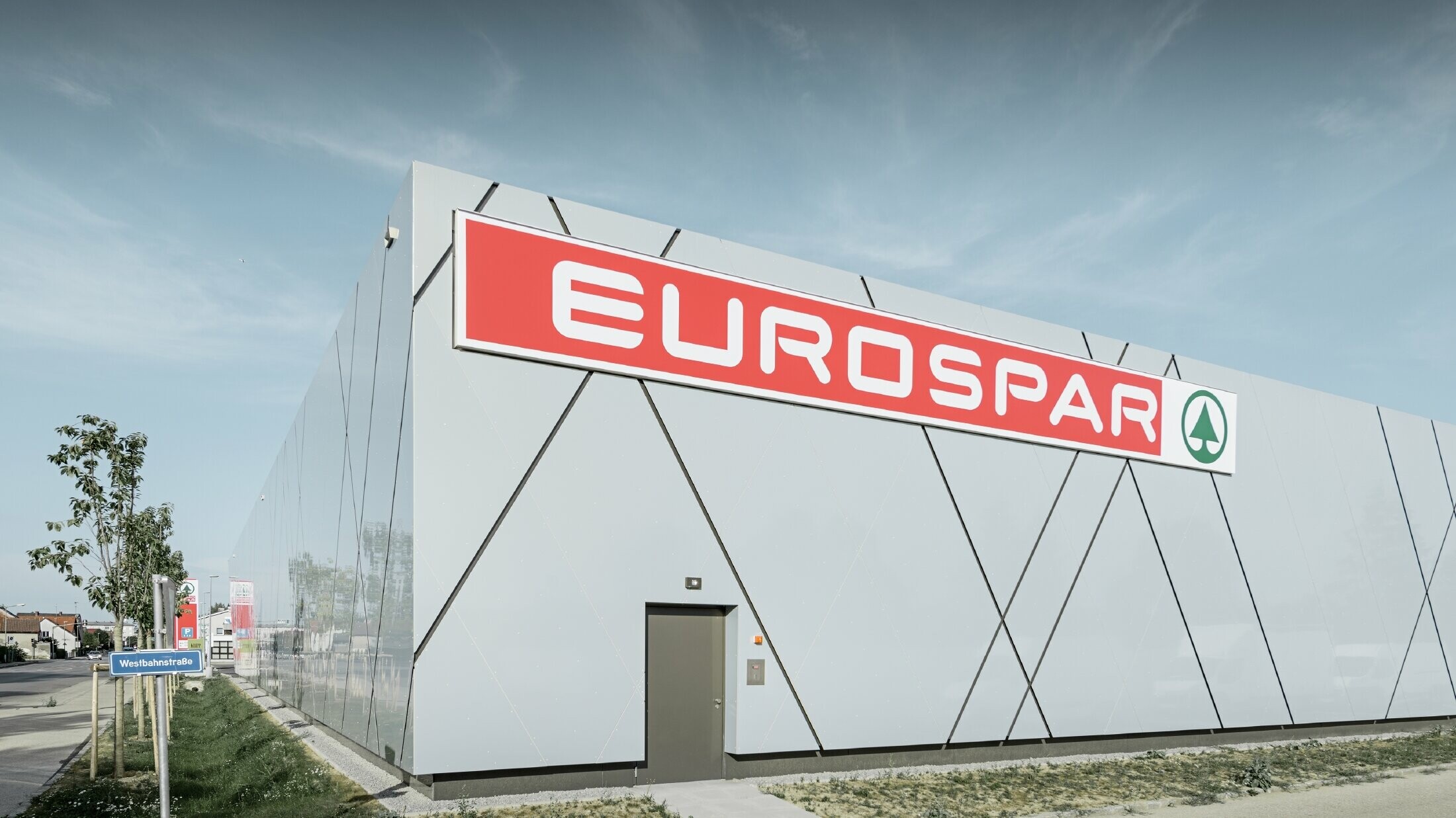 Baksiden av den nye Eurospar-filialen i Wels; fasaden er kledd med aluminiumskomposittplaten fra PREFA i den unike fargen silver gold.