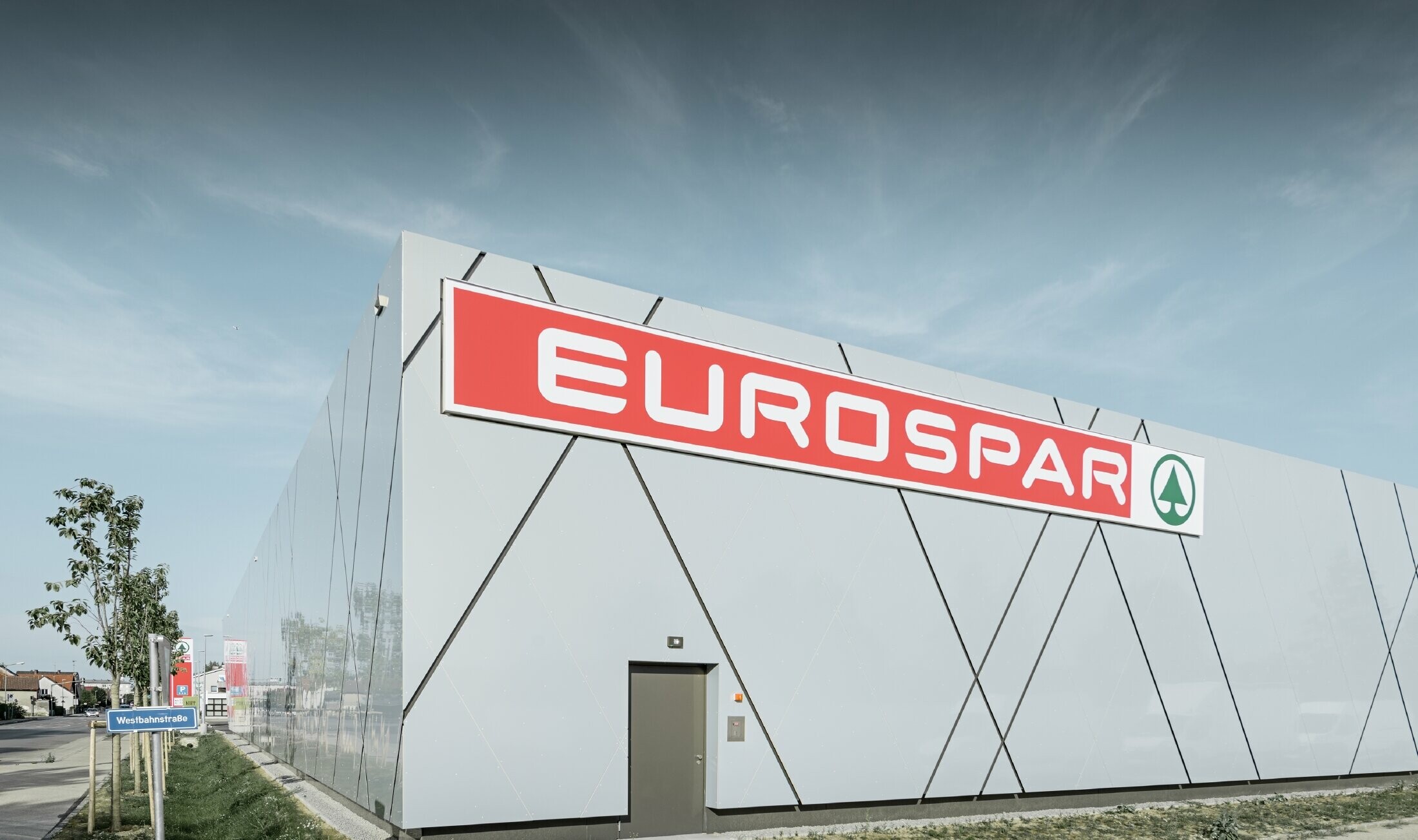 Baksiden av den nye Eurospar-filialen i Wels; fasaden er kledd med aluminiumskomposittplaten fra PREFA i den unike fargen silver gold.