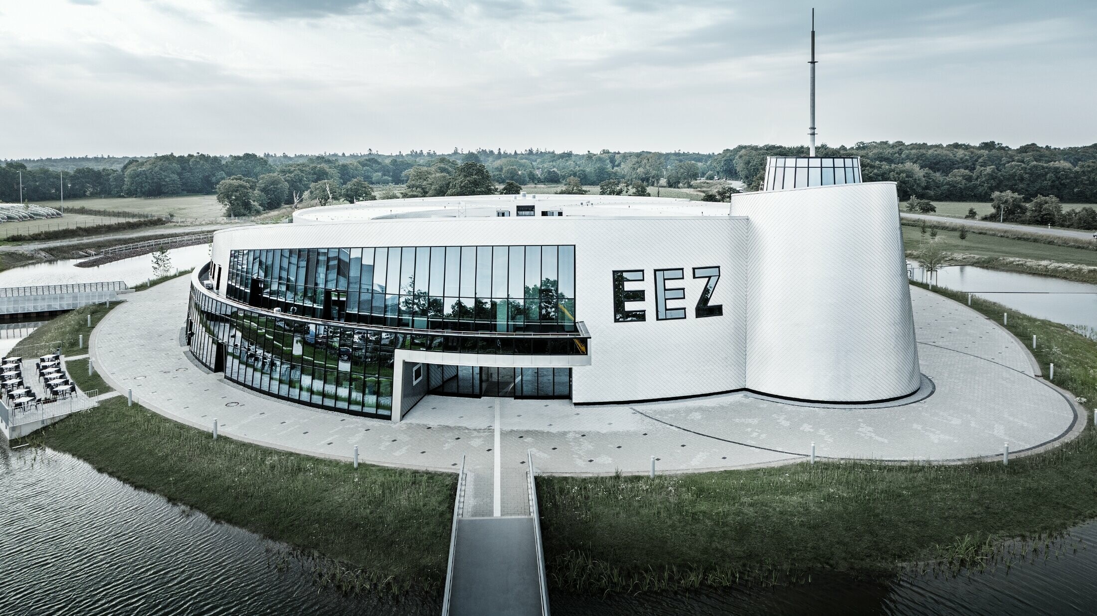 På energiopplevelsessenteret Aurich (EEZ) ble de mange avrundede delene av bygningen kledd med PREFA veggrombe 20 × 20 i naturblank.