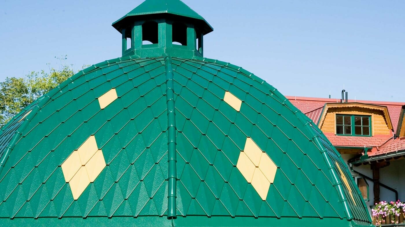 Rund kuppel dekket med PREFA liten rombe i mosegrønn