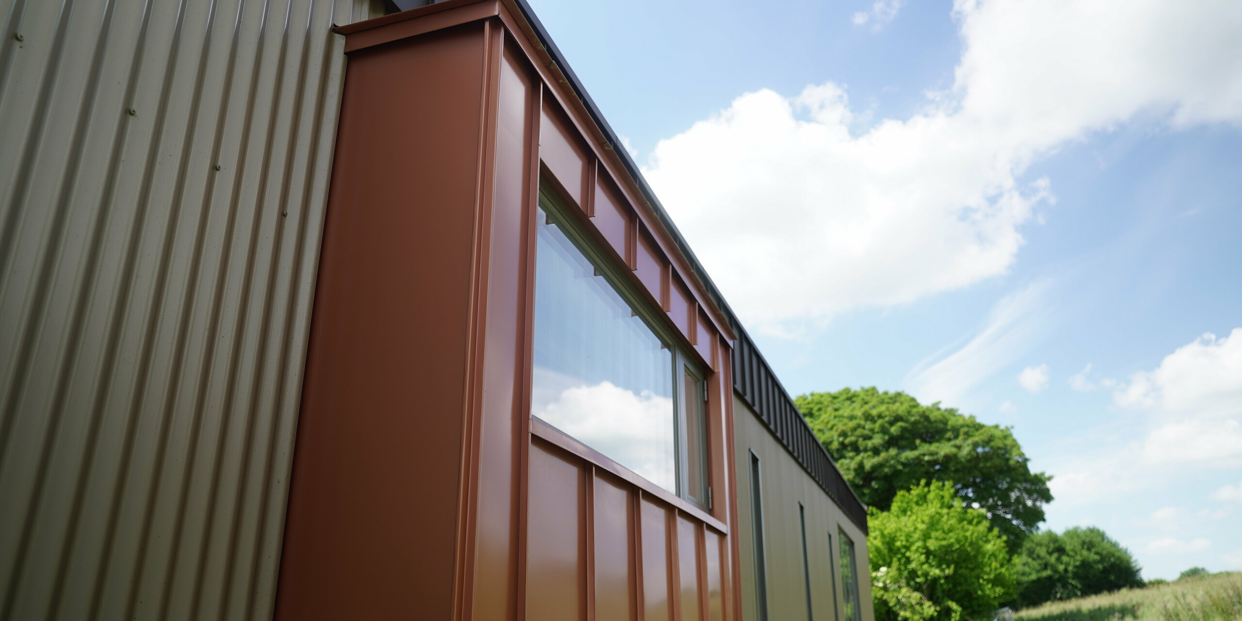 Nahaufnahme einer Aluminium-Fensterverkleidung aus Falzonal in der Farbe Neukupfer