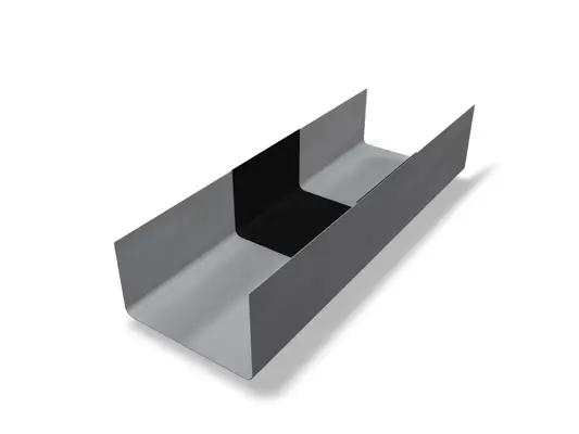 Bildet viser et grått PREFA skjøtestykke for firkantrenne uten kant og dekkplate i robust aluminium. Dette forbindelseselementet brukes til å forlenge firkantrenner med nøyaktig passform og sørger for tett og pålitelig takdrenering. Skjøtestykket for firkantrenne er tilgjengelig i rennevidder 250, 333 og 400.