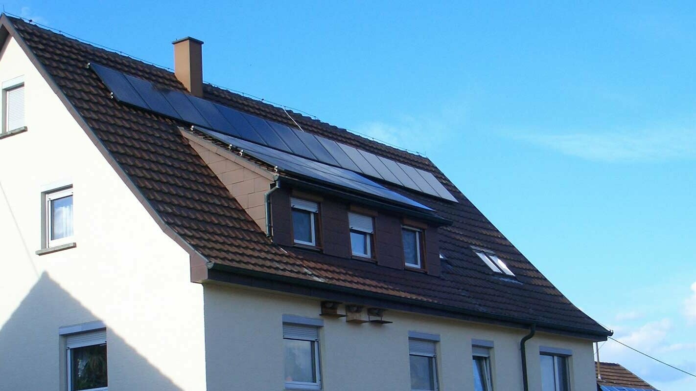 Enebolig med tegltak med behov for renovasjon. Taket har en kvist og et solcelleanlegg.