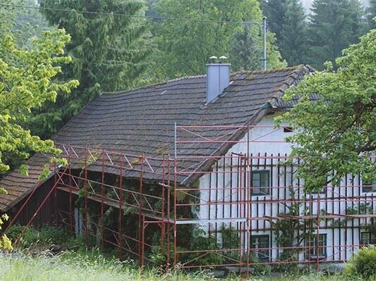 Det gamle hustaket like før takrenovering med PREFA takshingel (med stillas)