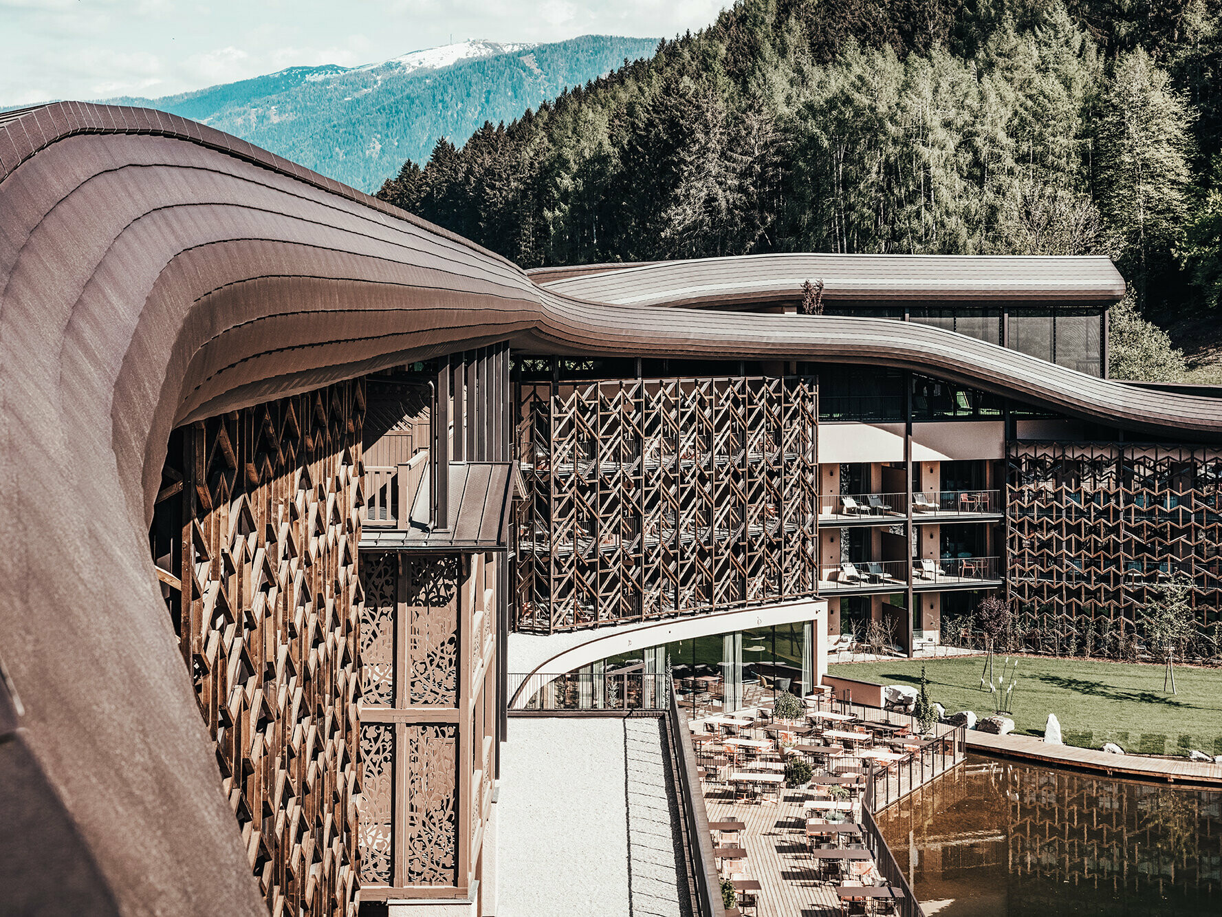 De dakgolf in detail van het Falkensteinerhotel in Zuid-Tirol.