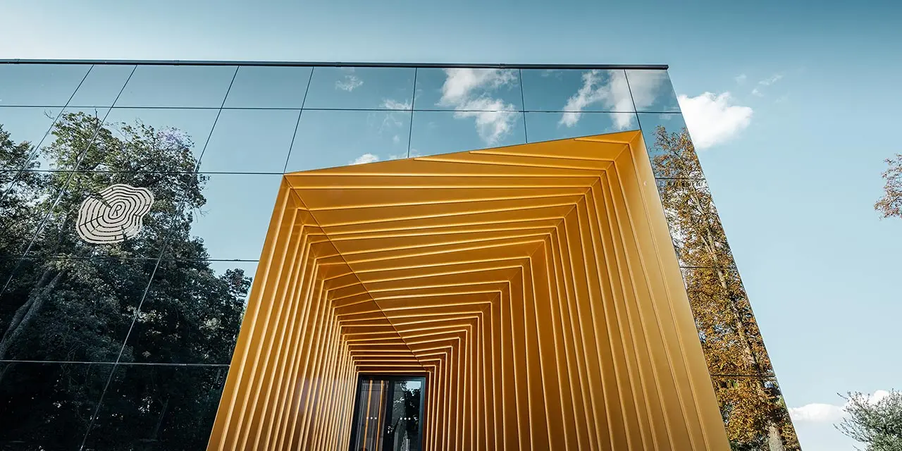 Neu gebautes Weingut Rúbaň mit großen Glasflächen und einer Aluminiumfassade in mayagold