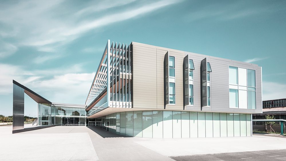 "PETRONAS forskningssenter i Torino ble dekket med PREFA Sidings i  lys grå og antrasitt."