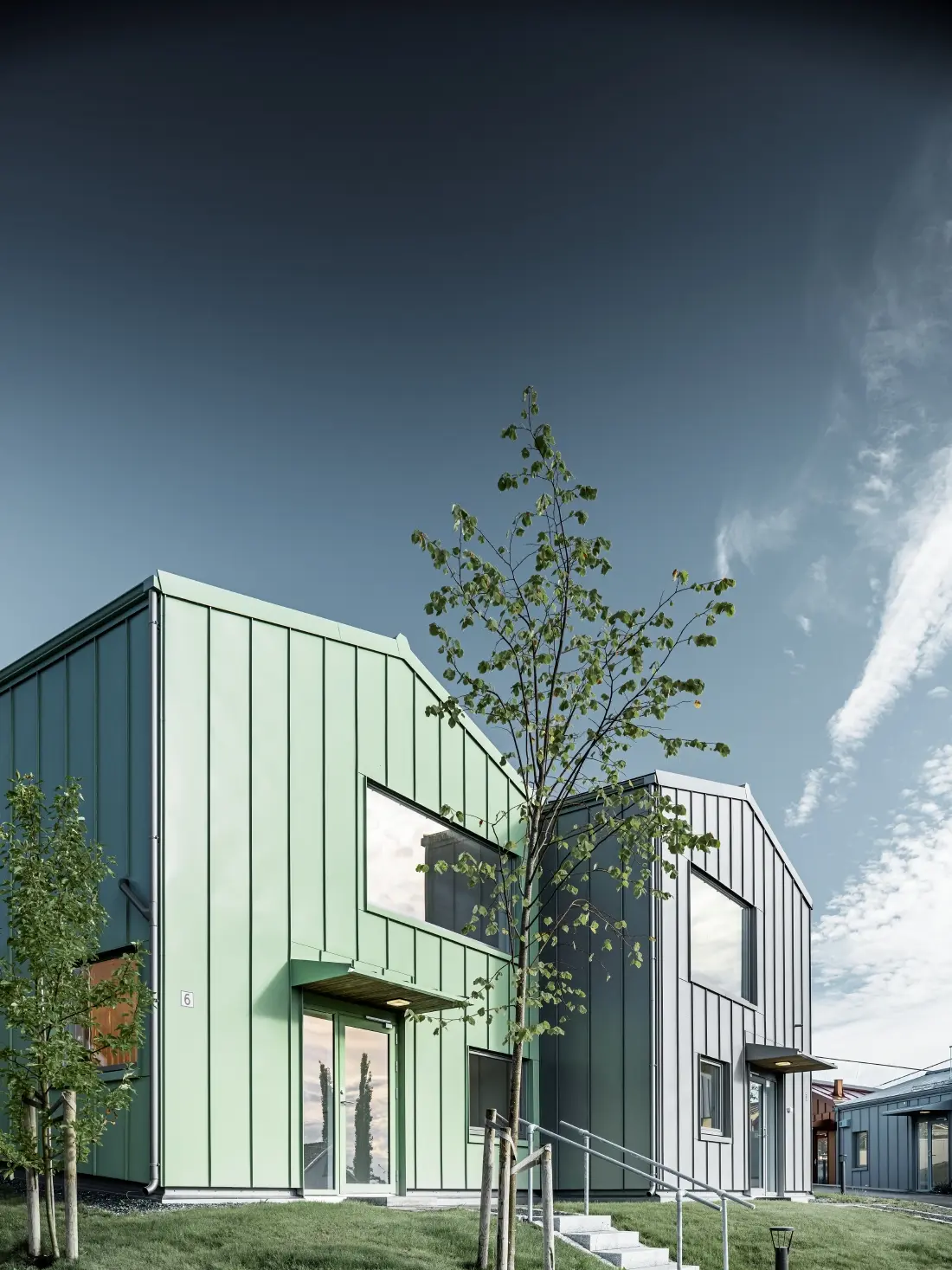 Boligområde med eneboliger kledd med PREFA Prefalz i forskjellige farger i Trondheim.