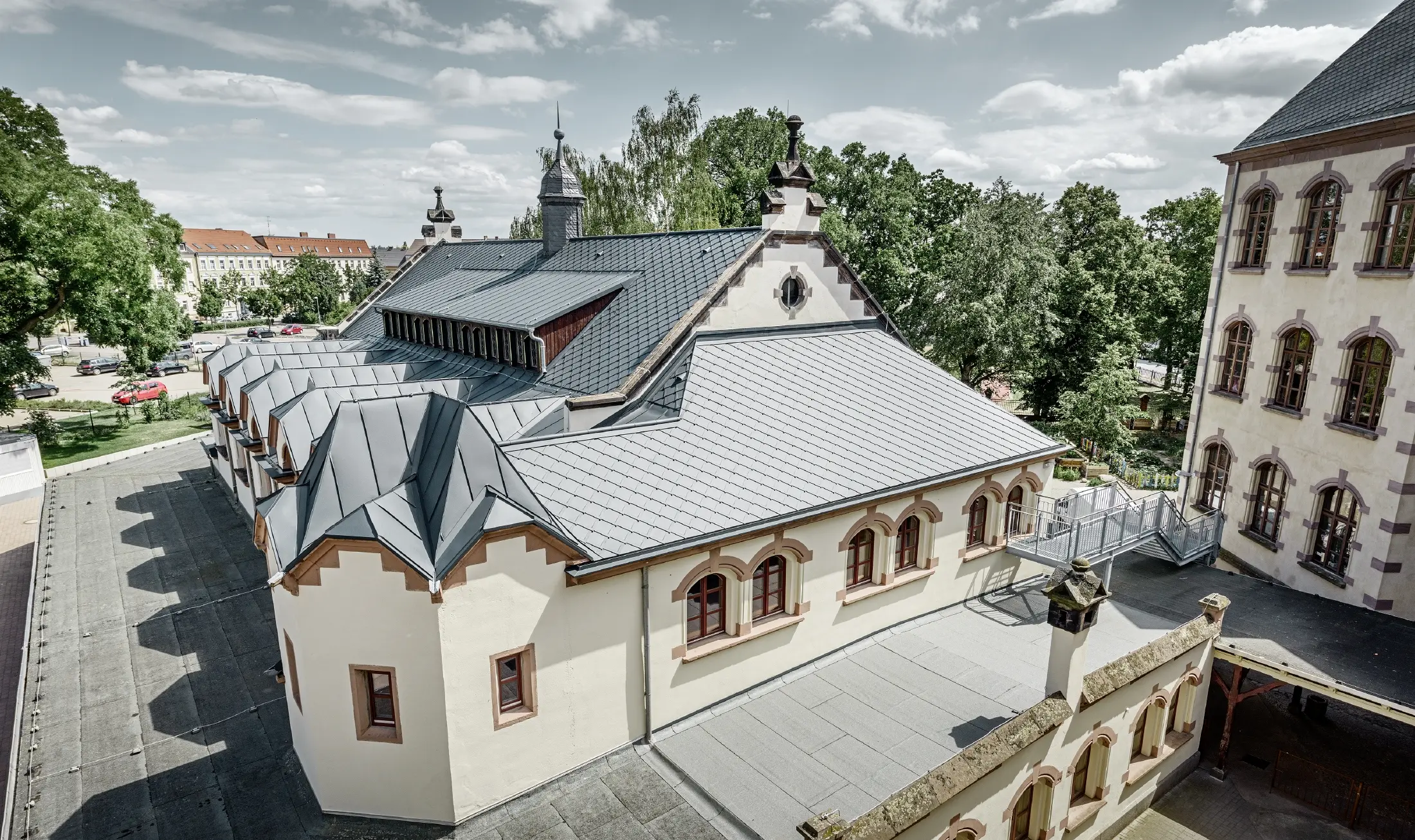 frisch sanierte Turnhallte der Schule Lutherstadt Wittenberg mit einem PREFA Aluminiumdach, verlegt wurden die Dachraute und Prefalz in anthrazit