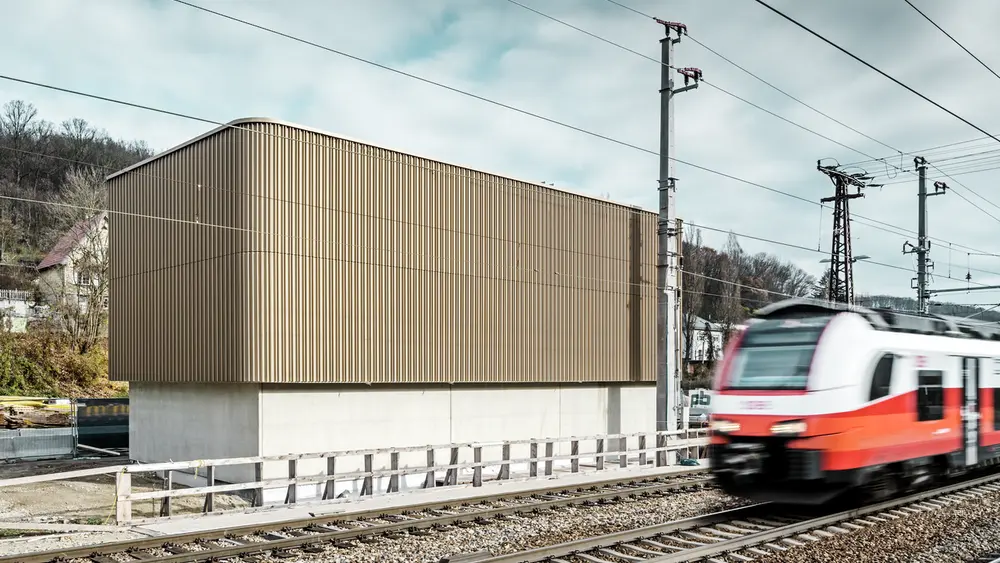 Nærbilde av ÖBB verkstedhallen i Purkersdorf med individualprofil