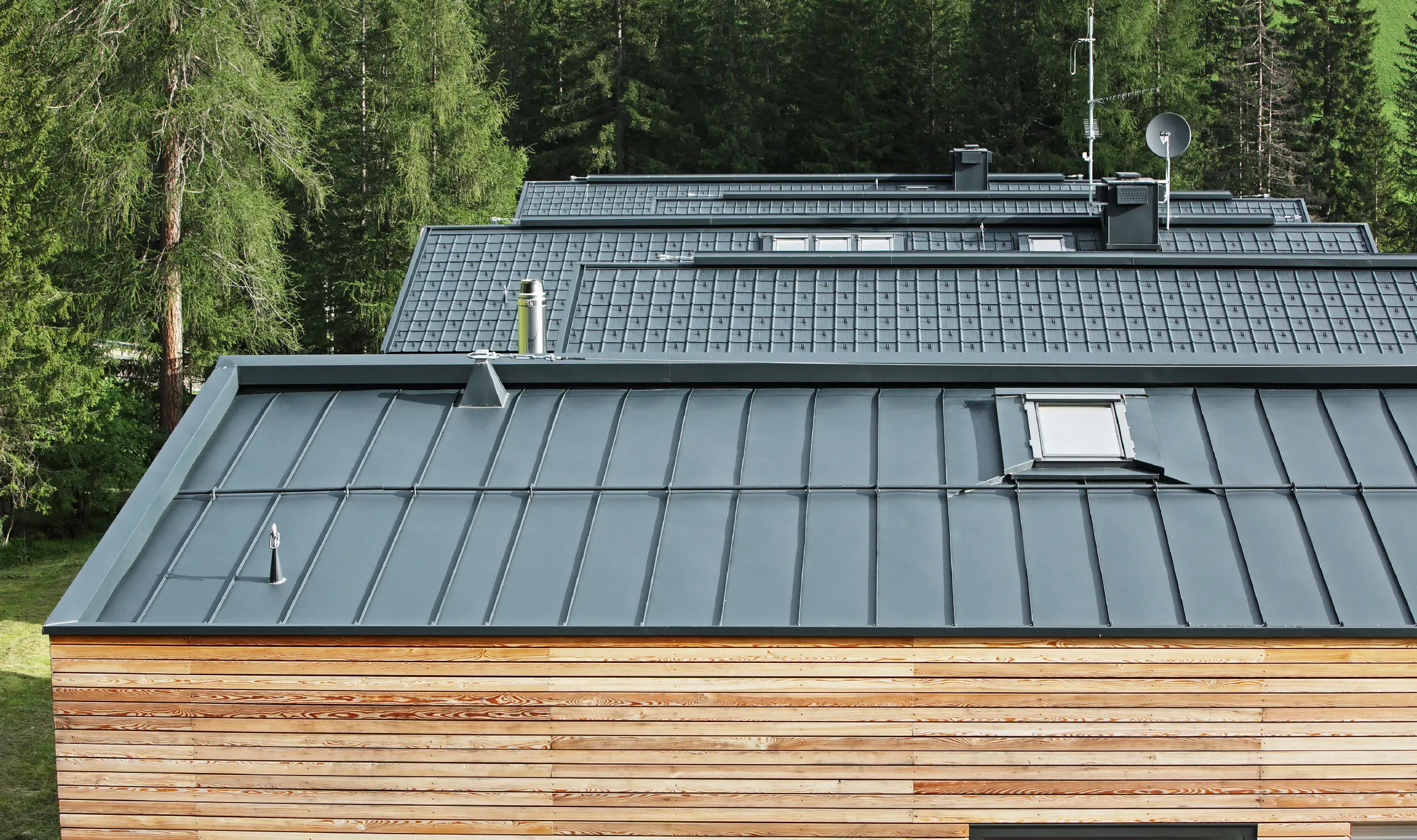 Boligfelt med vannrett trefasade og PREFALZ og takplater i P.10 antrasitt
