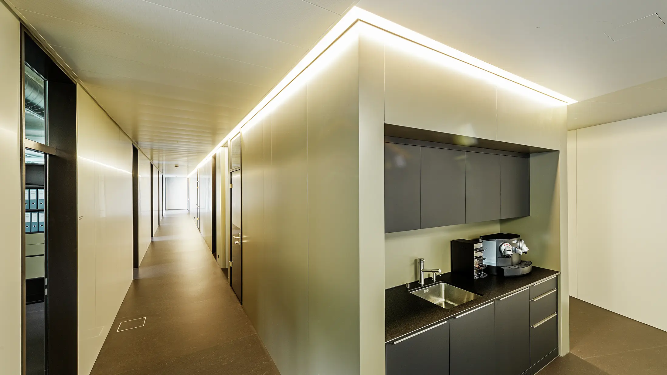 Interiørdesign med indirekte belysning med aluminiumskomposittplate i bronse
